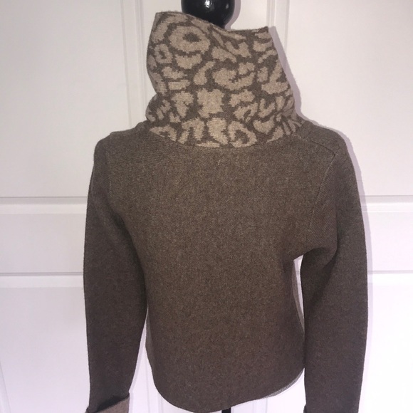 NWOT Chiaramenta Sweater with Leopard collar - Picture 5 of 8